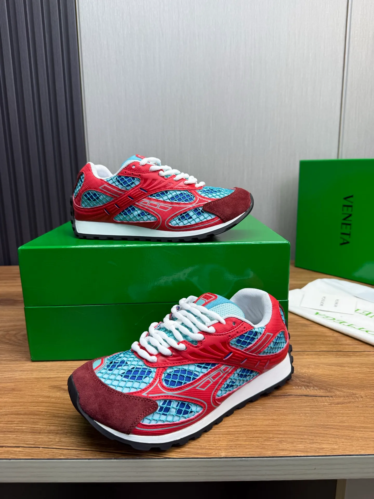 Men's men's shoes 💰620💰 BV top version 𝘽𝙊𝙏𝙏𝙀𝙂𝘼 𝙑𝙀𝙉𝙀𝙏𝘼 Orbit sneakers Wang Yibo same style couple style dad shoes 🩷💚 Runner sneakers, made of lightweight technical mesh fabric. Features a geometric patterned rubber outsole. Pay attention to the package craftsmanship ❕ High version shipping ❗️ Very nice, durable to play with and durable to make ✔️ Standard version 💯💯 The outsole is made of color-blocked TPU outsole. Women’s model 35-41 (40 41 customized) Men’s model 39-46 (45.46 customized) Equipped with original packaging